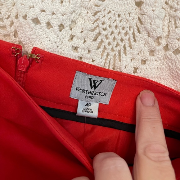 Beautiful shade of red , snaps open on the size ,zipper in the back - Picture 3 of 5